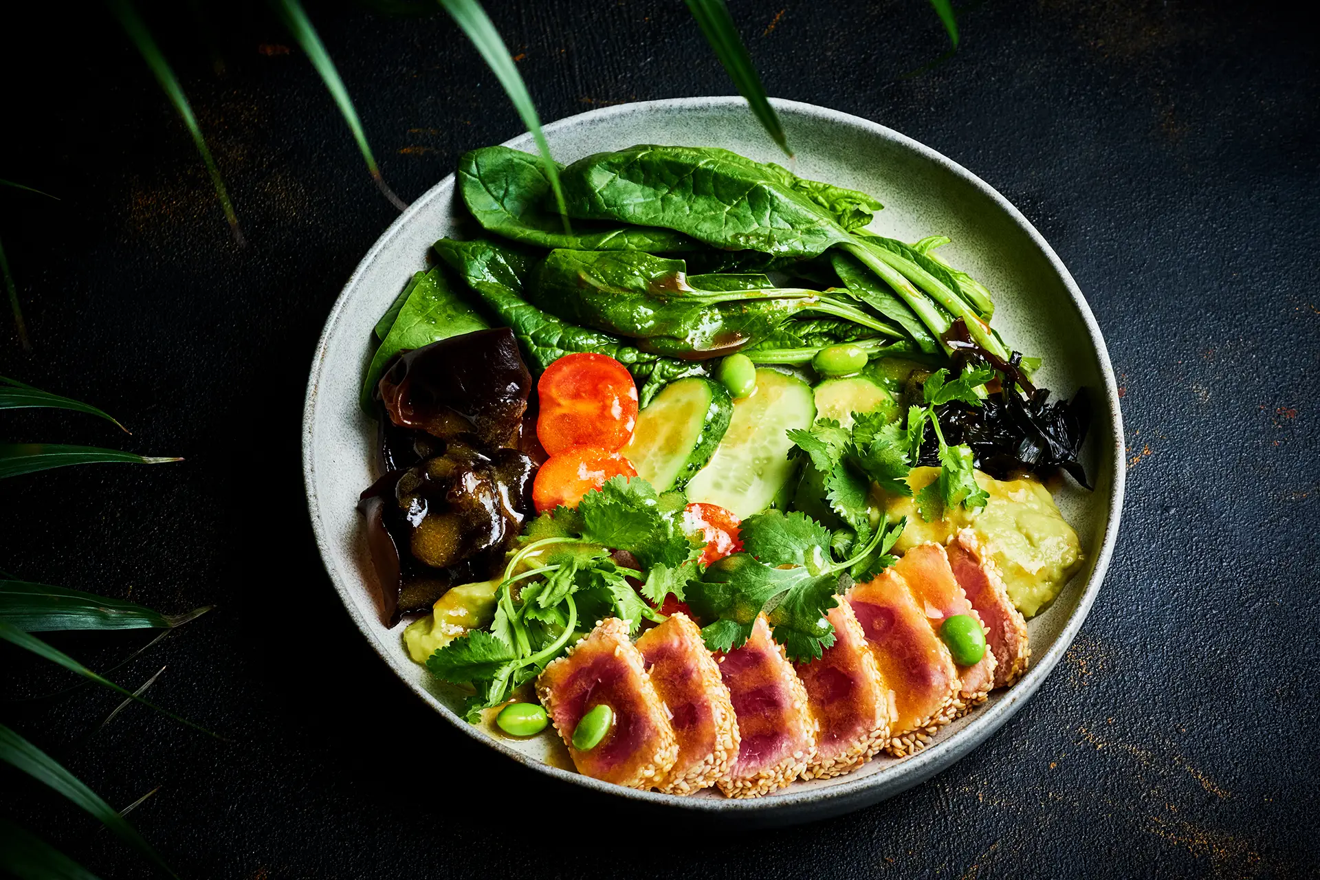 Салат с обжаренным тунцом, свежей зеленью и эдамаме